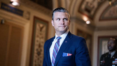 Hegseth celebra una decisión judicial sobre las personas transgénero con una fuerte caricatura