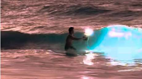 VIDEO: El fotógrafo que desafía las olas para captar la belleza debajo del agua