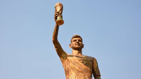 VIDEO: India inaugura una estatua gigante de una estrella del fútbol