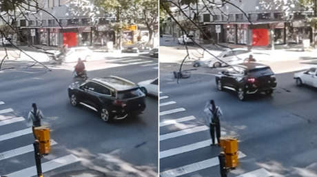 VIDEO: Cruza en rojo por mirar el celular y hace volar por los aires a un motorista