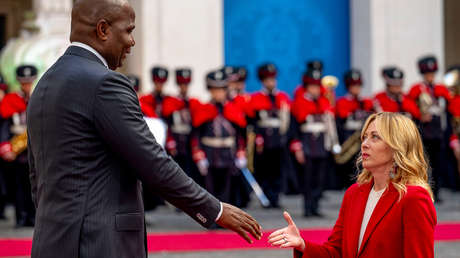 Cumbre a dos alturas: La reacción de Meloni ante el 'altísimo' presidente de Mozambique (VIDEO)