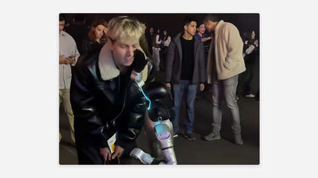 VIDEO: Se mete en la pista de un robot bailarín y recibe una dura lección