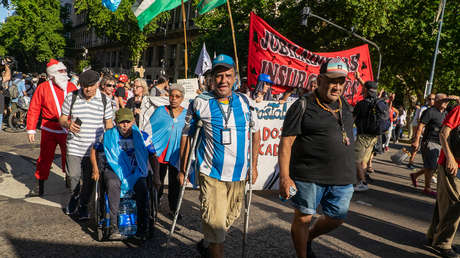 Argentinos marchan contra reforma laboral de Milei