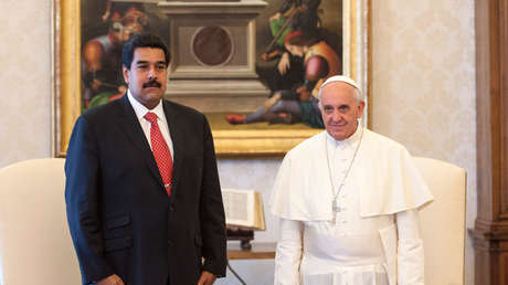 Maduro muestra un regalo que recibió del papa Francisco (FOTO)