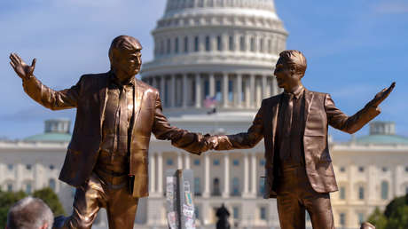 Revelan nuevas FOTOS grupales de Trump junto a Epstein