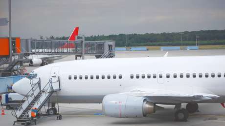 VIDEO: Una forma inusual de desembarcar de un avión por falta de escaleras