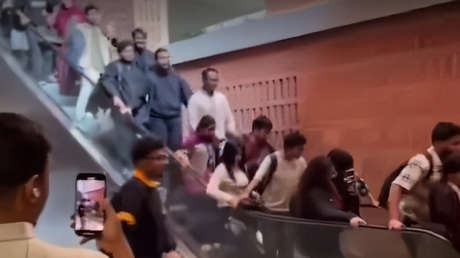 Escalera mecánica repleta de gente 'se vuelve loca' (VIDEO)