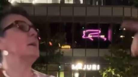 "Te voy a dejar inconsciente": mujer arremete contra una 'influencer' que se grababa en la calle (VIDEO)