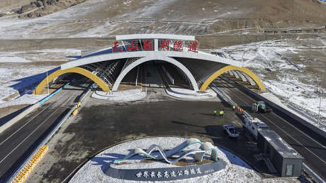 IMÁGENES HECHIZANTES del túnel de carretera más largo del mundo bajo montañas