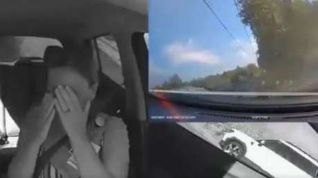 Consecuencias esperadas: conduce mirando el móvil y termina estrellándose contra una señal (VIDEO)