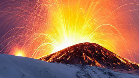 VIDEOS IMPRESIONANTES del volcán activo más grande de Europa lanzando lava a 400 metros