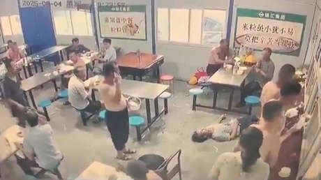 Indiferencia total: hombre se desmaya en una cafetería y nadie se inmuta (VIDEO)
