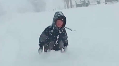 VIDEO: Niño se abre paso entre montones de nieve para ir a la escuela