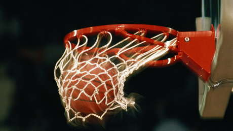 VIDEO: Una jubilada marca triples en una cancha callejera de Moscú