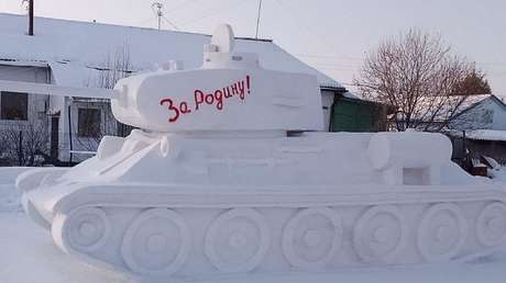 VIDEO: Un niño y su abuelo esculpen con nieve un tanque de la Victoria de tamaño real