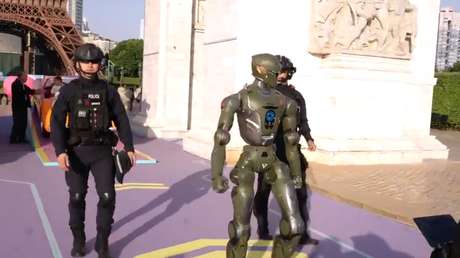 VIDEO: 'Terminator' chino se une a una patrulla policial