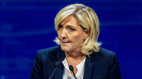 "Locas ambiciones bélicas": Le Pen destroza a Macron por "perder contacto" con Francia