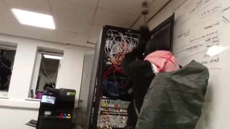 VIDEO: Activistas atacan con mazos a planta de piezas aeroespaciales que colabora con Israel