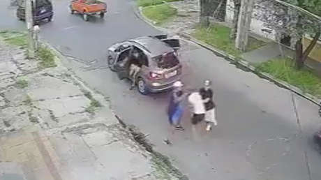 VIDEO: Delincuentes golpean a un hombre para robarle y el perro del vecino logra frenar el ataque