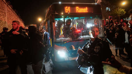 FUERTES VIDEOS: Un bus embiste a manifestantes ultraortodoxos en Jerusalén