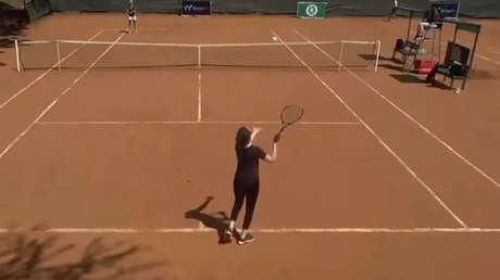 VIDEO: Tenista egipcia se vuelve viral al participar en torneo profesional sin saber jugar