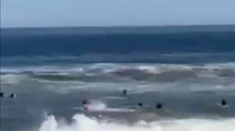 VIDEO: La marea casi acaba con la vida de un aclamado exfutbolista argentino