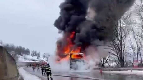 VIDEO: Un autobús con 47 pasajeros se incendia en una autopista de Rumanía