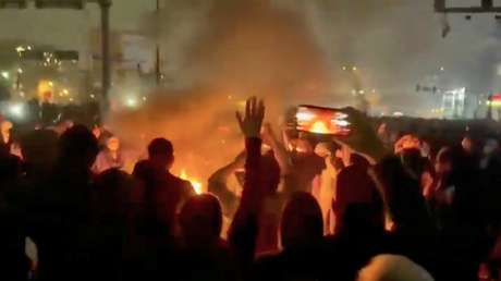 Axios: Trump considera varias opciones para apoyar las protestas en Irán y debilitar al Gobierno