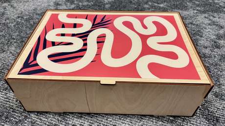 Cubo Rubik, armónica y rotuladores: presentan un kit contra pensamientos suicidas en un país de la OTAN