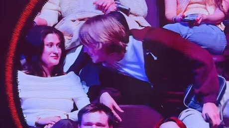 VIDEO: Joven aprovecha la cámara de besos y pasa esto