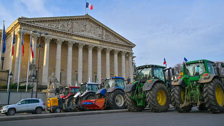 Agricultores franceses llegan con más de 300 tractores a París (VIDEOS)