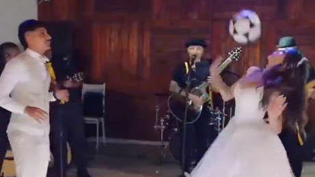 Boda al estilo brasileño: novios e invitados terminan jugando la pelota (VIDEO)