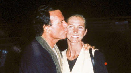 La esposa de Julio Iglesias comenta por primera vez las acusasiones contra el cantante