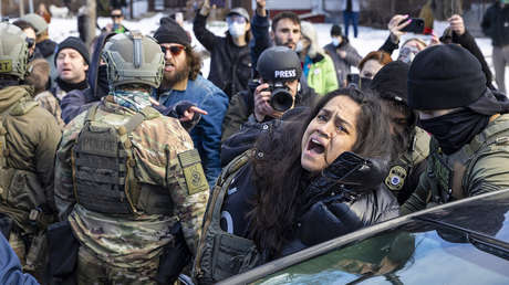 VIDEO: Agentes del ICE sacan de su auto a mujer discapacitada que intentaba llegar al médico
