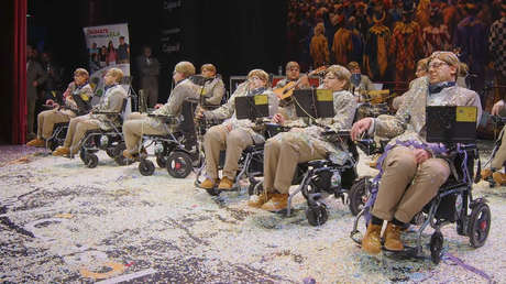 ¿Qué hacen 12 hombres disfrazados de Stephen Hawking en España? (VIDEO)