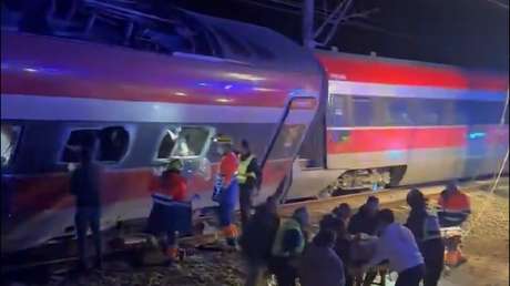 VIDEO: Pasajeros salen por la ventana tras terrible accidente de dos trenes en España