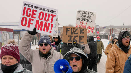 VIDEO: Manifestantes en Minesota irrumpen en plena misa por supuestos nexos del pastor con el ICE