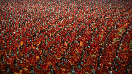 VIDEO: 10.000 bailarines deslumbran con la danza de las mariposas en la India