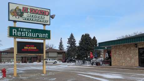 Agentes del ICE entran en restaurante mexicano, almuerzan y arrestan a los trabajadores