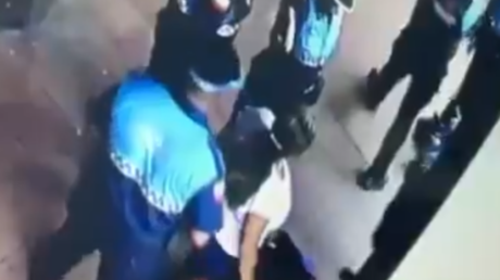 VIDEO: Agentes se acercan a una vendedora ambulante y le arrebatan varias prendas