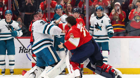 VIDEO: Porteros protagonizan una espectacular pelea en un partido de hockey