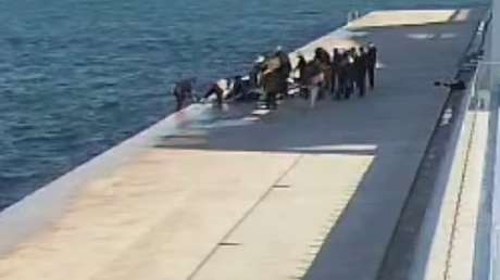 Corre sobre el hielo, cae al mar helado y sobrevive: el dramático rescate de un adolescente en Rusia (VIDEO)