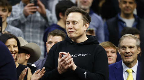 El insólito enfrentamiento de Musk con una aerolínea de bajo costo a la que amenaza con comprar