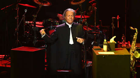 "Estoy a tu entera disposición": Julio Iglesias publica mensajes de sus exempleadas