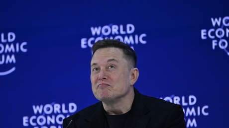 Elon Musk bromea con ser un alienígena y lanza una seria advertencia en Davos