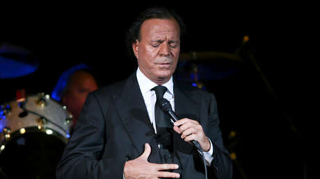 Develan las ilegales condiciones laborales de exempleadas de Julio Iglesias