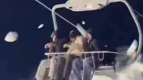 VIDEO: Hombres atrapados en un telesilla son bombardeados con bolas de nieve