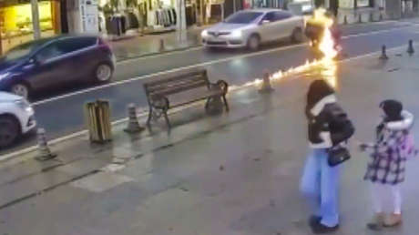 VIDEO: Moto en marcha se convierte de repente en una bola de fuego