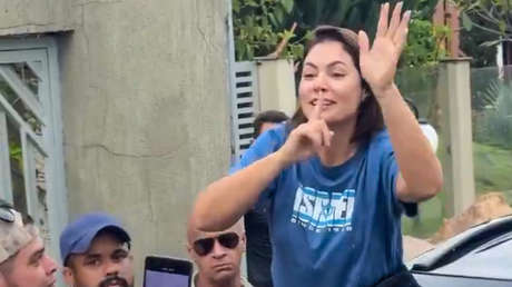 VIDEO: Esposa de Bolsonaro usa una camiseta de Israel en una marcha a favor del expresidente