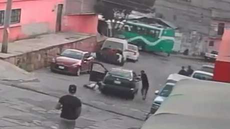 VIDEO: Jóvenes pierden su auto cuesta abajo mientras beben en la calle
